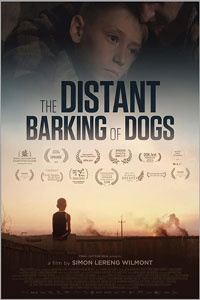 Αφίσα της ταινίας Το Μακρινό Γάβγισμα των Σκυλιών (The Distant Barking of Dogs / Olegs krig)
